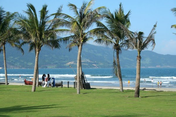Bãi biển Phạm Văn Đồng