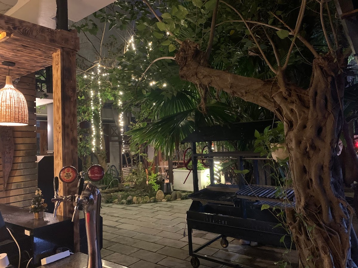Poomba's Smokehouse Danang