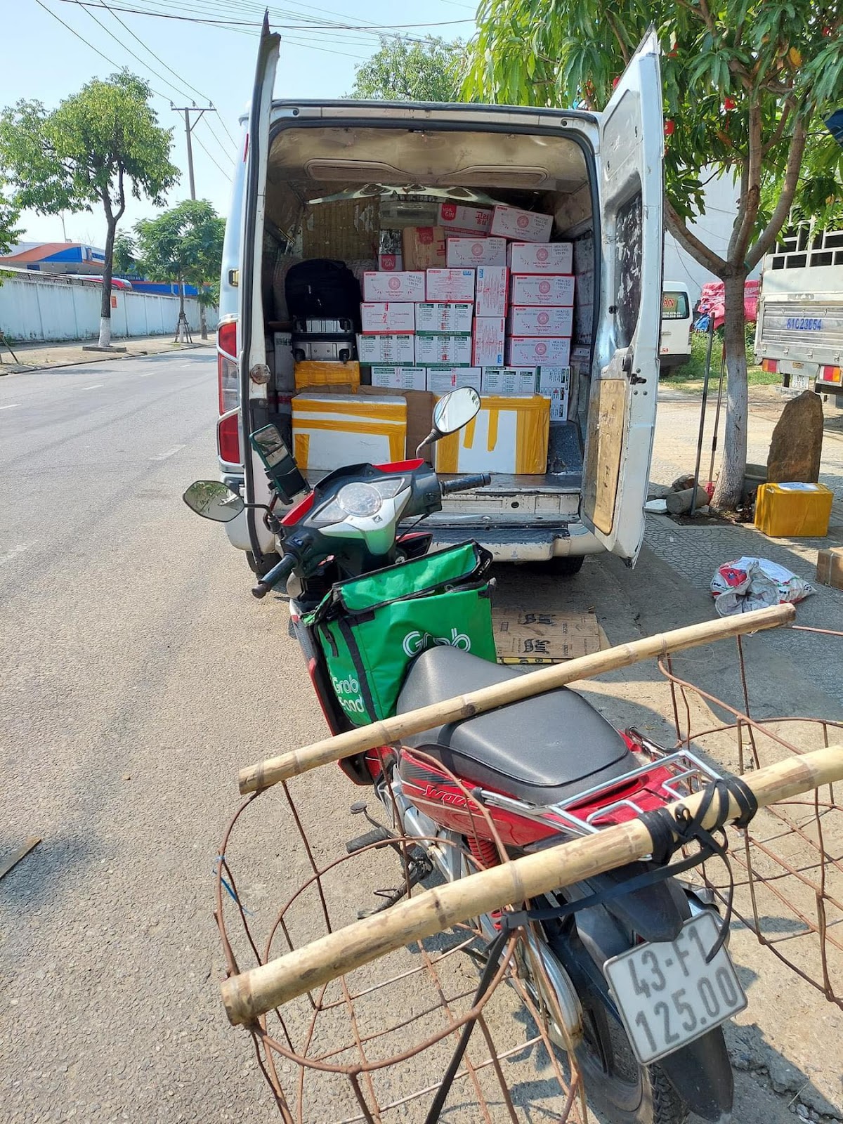 Dịch vụ cho thuê xe máy, vận chuyển hàng hóa và đưa đón khách Hồ Quang
